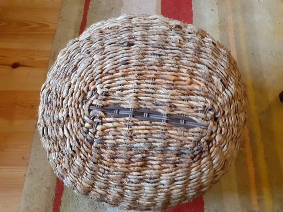 Cesta artesanal de ráfia