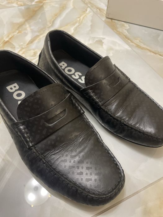 Продам Чоловічі мокасини Hugo Boss Модель чорного кольору із принтом