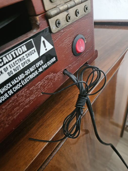 Gramofon Hyundai w stylu retro