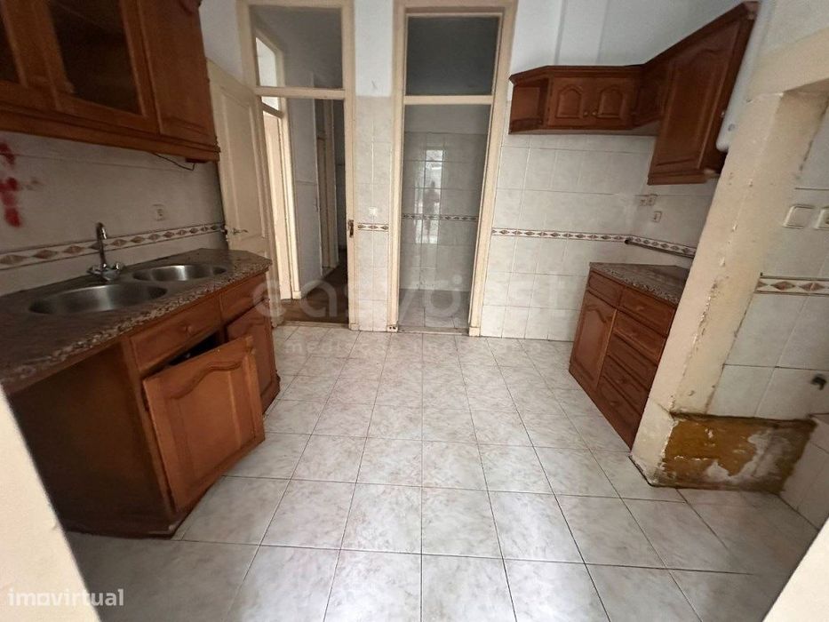 Apartamento T5 para Remodelar | 1.º Andar | 142 m² + Logradouro