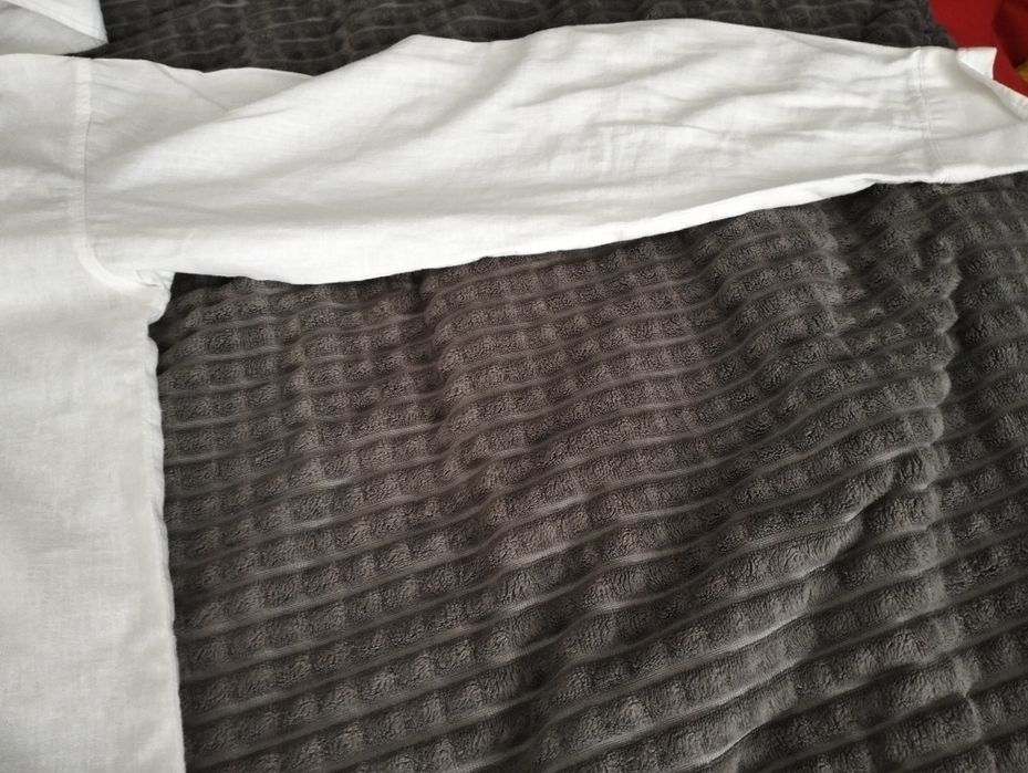 Дві Сорочки zara на 13 років. Недоліків не має . Ціна за дві-500