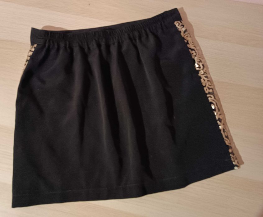 Spódnica czarna  STRADIVARIUS z cekinami złotymi  rozmiar EUR 34