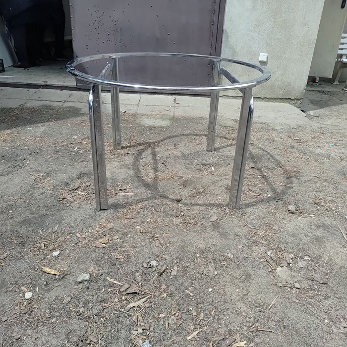 Stół metalowy, ze szkła.
