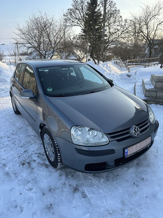 Гольф 5 Golf 5 1.4 mpi бензин механіка 2004 рік  з Німеччини по кузову без рижиків та гнилі , по техніці чудова . Торг біля капоту . Є сертифікат . Хороша та недорога в обслуговуванні машина для особистого користування )