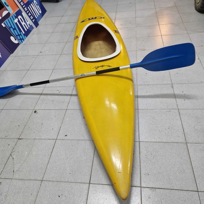 Kayak amarelo em Fibra em bom estado mais pagaia