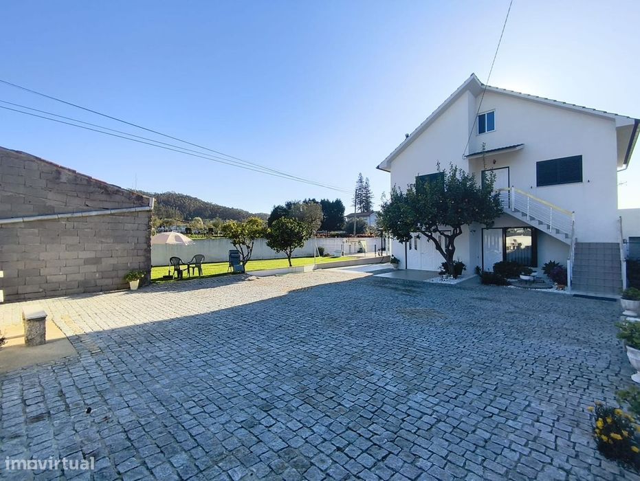 Moradia T4 independente em Vitorino das Donas