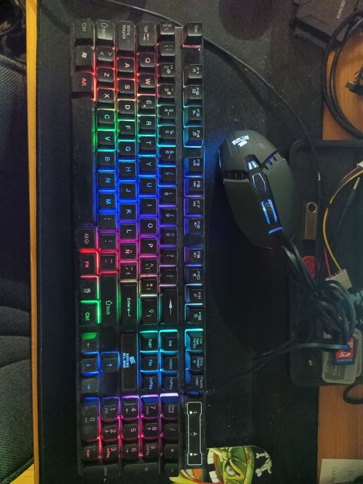 Teclado e rato gaming com iluminação
