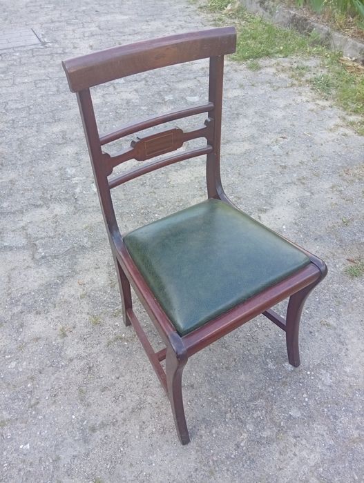 Vendo 40 cadeiras em madeira e cabedal