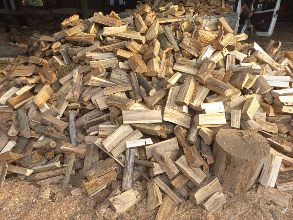 Дрова колотые твердых пород дуб и ясень доставка от 2х кубов