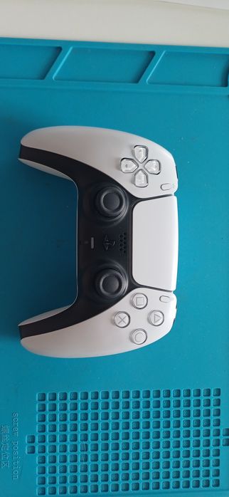 Pad do PS5 Dualsense z analogami hall effect