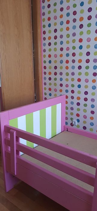 Quarto de criança – Cama, estante e trave removível