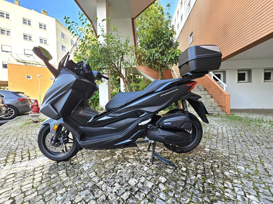 Honda Forza 125 de 2024 com Top Case com apenas 4.680 kms e com garantia da marca