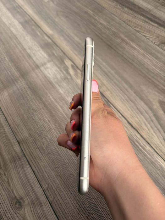 iPhone 11 64 GB White – bardzo dobry stan + 7 etui + kabel Baseus + pudełko