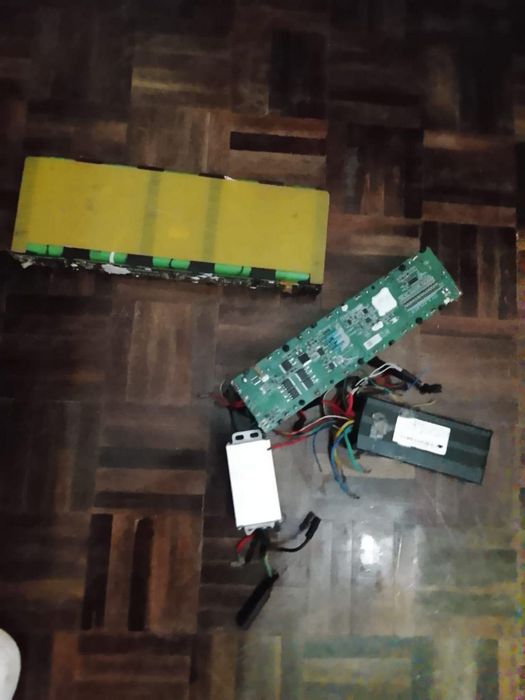 Vendo 3 trotinetes elétricas para peças ou reparação