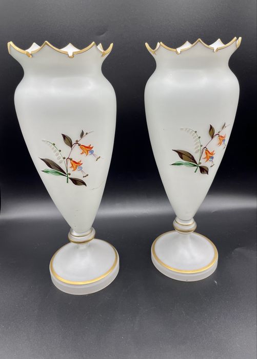 Par de jarras vidro opalino antigas de capela