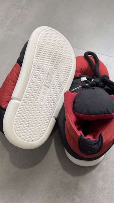 Pantufas estilo ténis basket