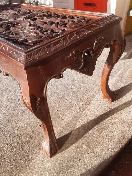 Mesa de centro em madeira trabalhada