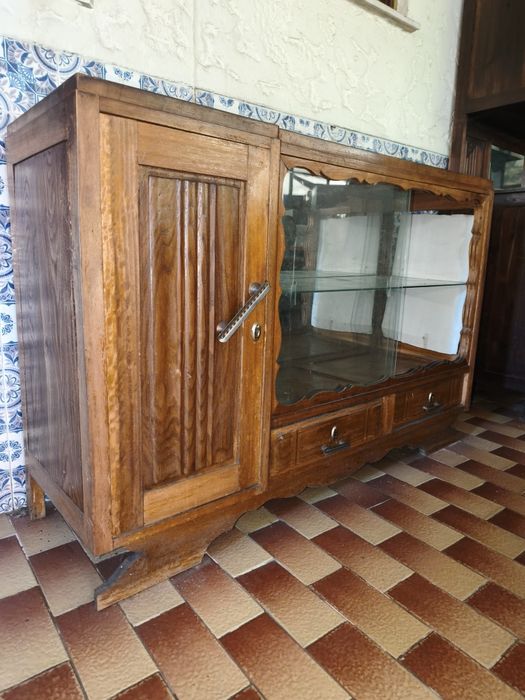 Móvel de Sala em Madeira com Vitrine