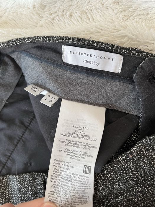 szare spodnie z kantem z materiału jeans