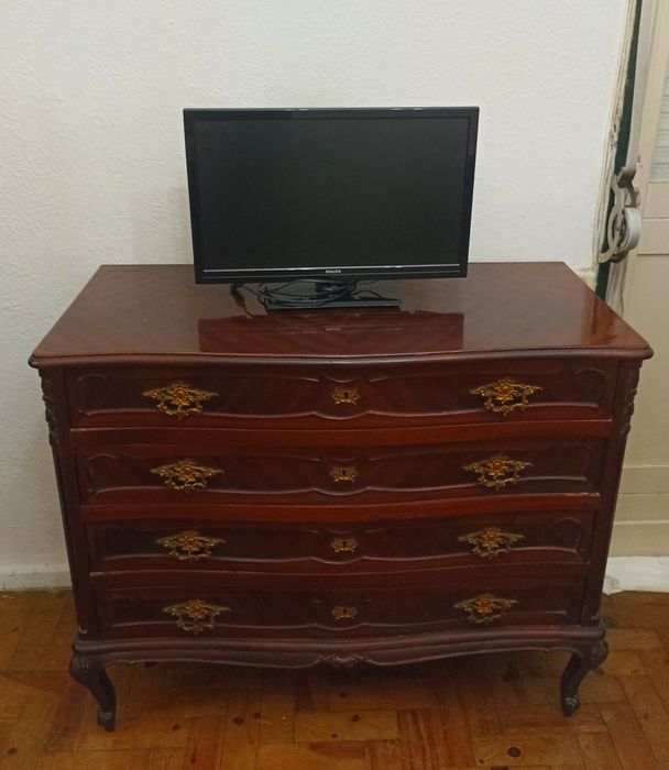 Cómoda Clássica em Madeira Maciça – Estilo Luís XV