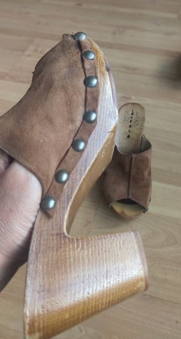 Socas em camurça e madeira com chapas