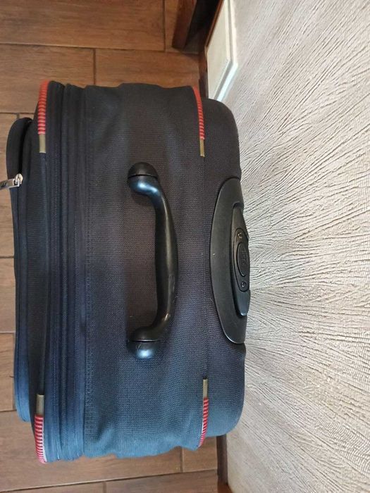 Текстильный чемодан британского бренда IT Luggage (International Traveller) размер 67х43х25 см