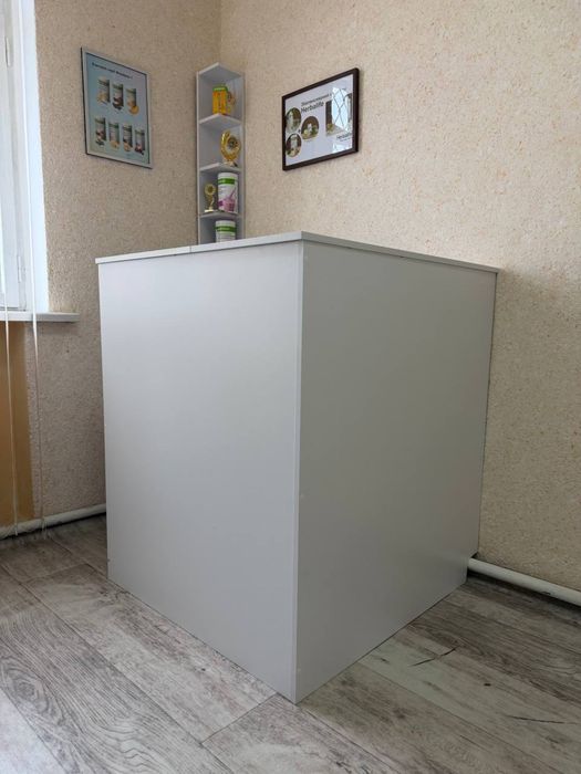 Продам стійку на рецепшин рецепцію ,  білого кольору + поличку