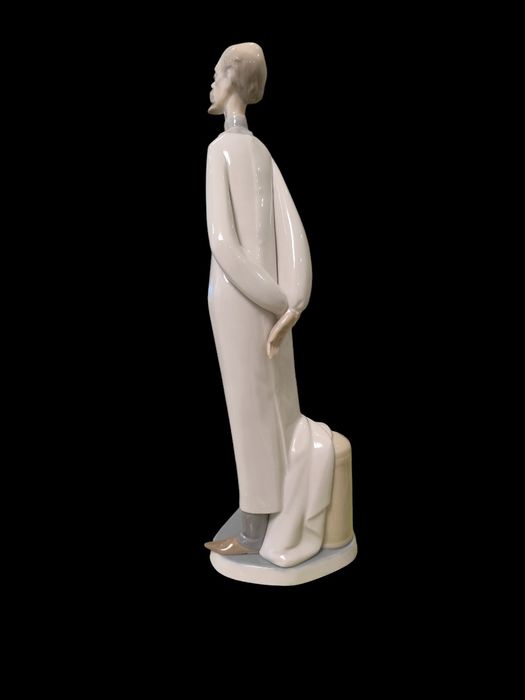 Доктор врач Фарфоровая статуэтка