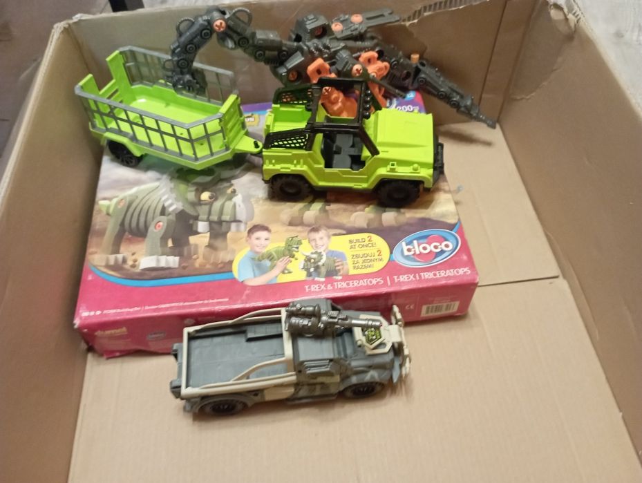 Dinozaury ,pianki samochód