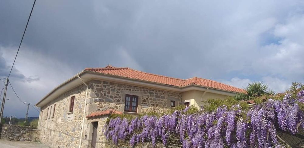 Turismo Rural no Minho, quinta com 8 quartos, piscinas e ténis em 10 m