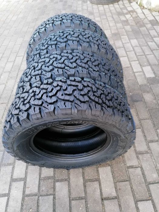 Opony uniwersalne bieżnikowane do aut terenowych.