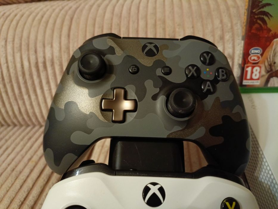 Konsola Xbox One S 1TB 2 pady ładowarka gra