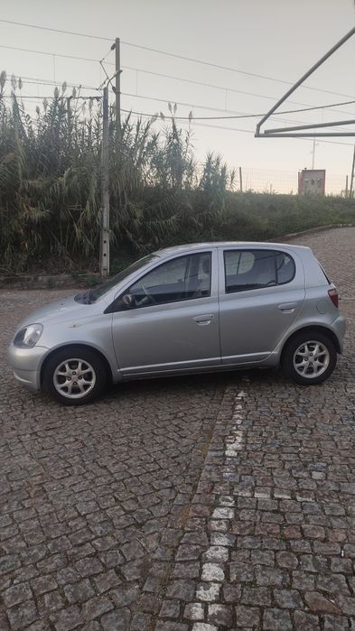 Toyota Yaris impecável