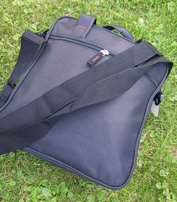 Czarna torba sportowa męska na dokumenty do pracy