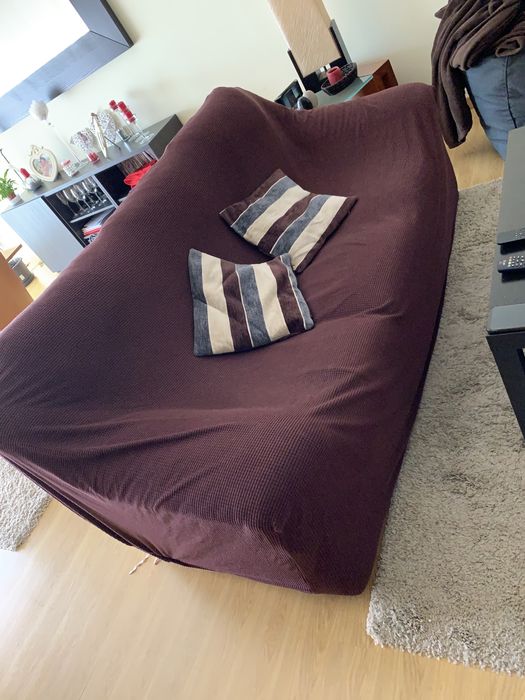 Sofa em pele + 2 pufs em pele. Oferta capa de sofa