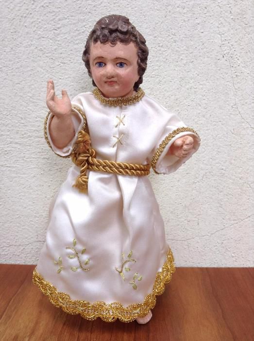 Wooden Statue of the Infant Jesus in Chestnut Wood with Dress