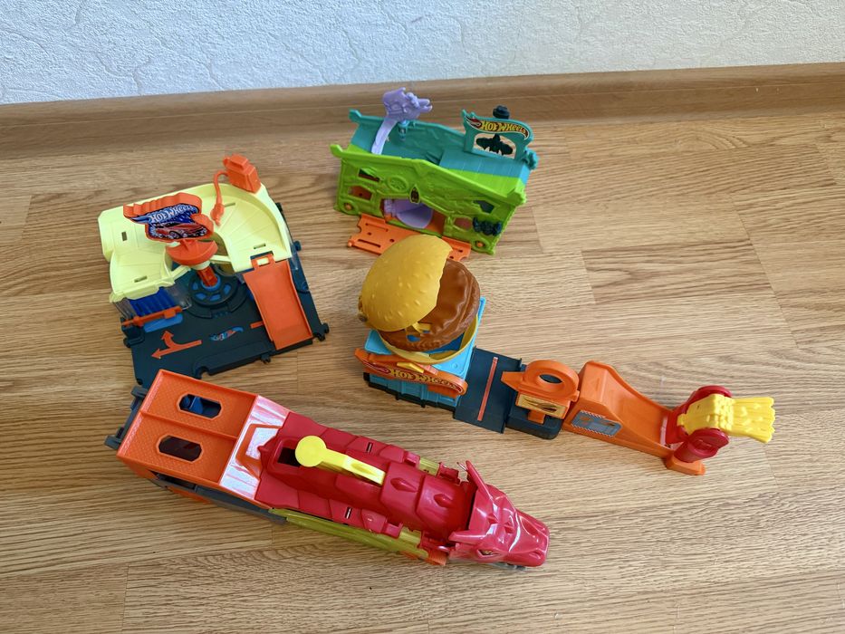 Ігрові набори серії Hot Wheels City Бургерна, дракон, швидкісна автомийка, гараж з привидами