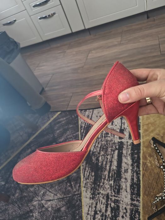 Sprzedam buty na obcasach
