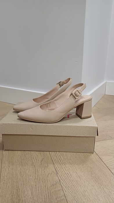 Beżowe pantofle z odkrytą piętą na obcasie słupku