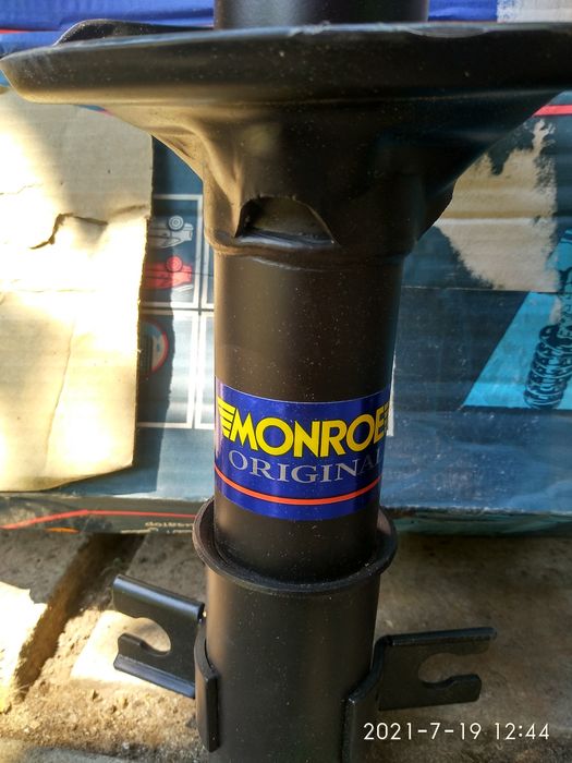 Продам комплект стоек на мазду 323ф 1992 года