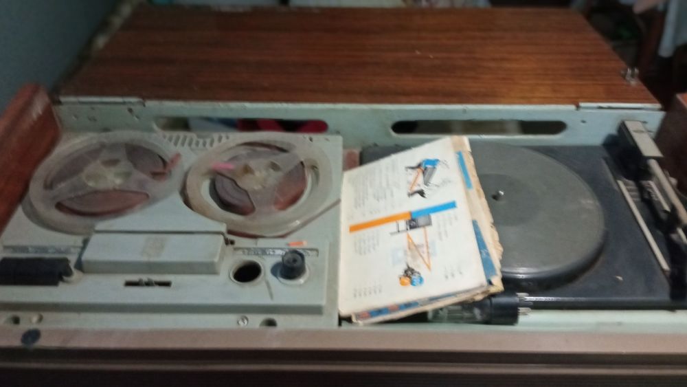 Продам магнитолу романтика  на запчасти