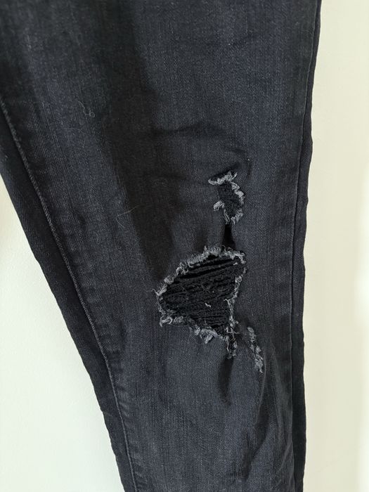 jeansy skinny levis z przetarciami M