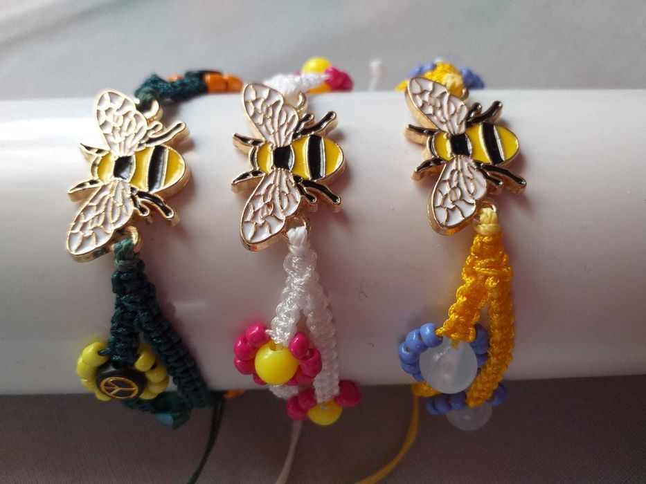 Pulseira dupla em Macramê Abelha Verde Escuro com flores