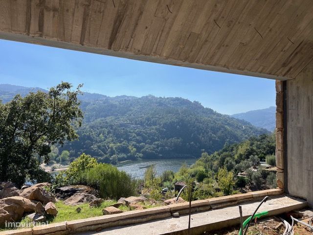 Moradia / Quintinha com vistas Rio Douro em fase de construção