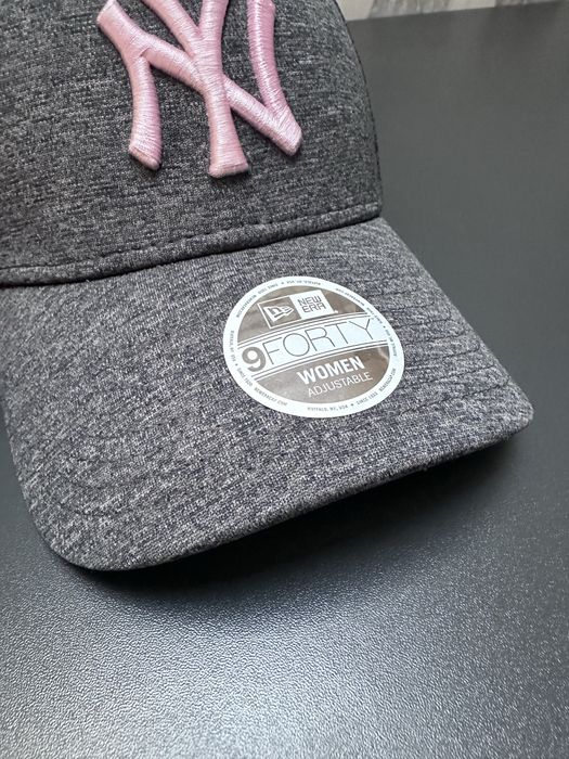 Кепка New Era NY жіноча сіра з рожевим логотипом | Оригінал