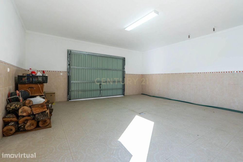 Moradia T4 Mobilada e Equipada com Garagem e Anexo no Bairro do Altinh