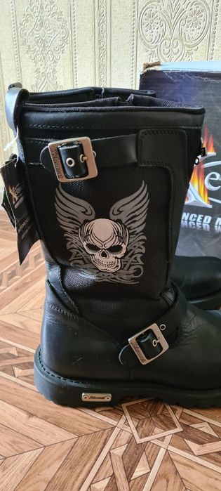 Продаються Мотоботи нові.