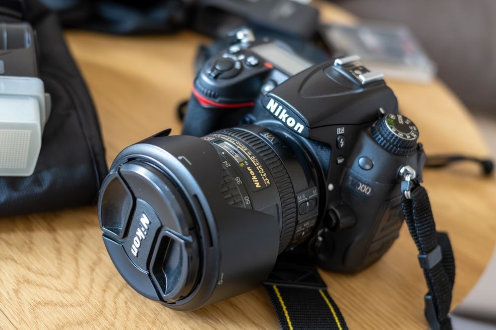 Nikon D7000 + 55-200 VR + SB-800 + 2 акумулятори.