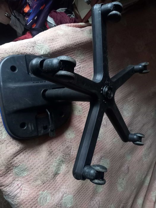 Офісне крісло на колесах