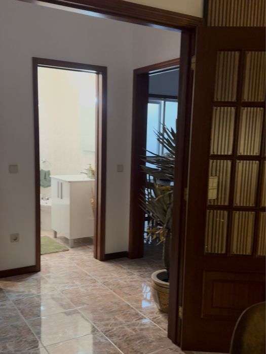 Vendo ou arrendo T3 com 3 casas de banho e parqueamento - cozinha equipada, em Mozelos